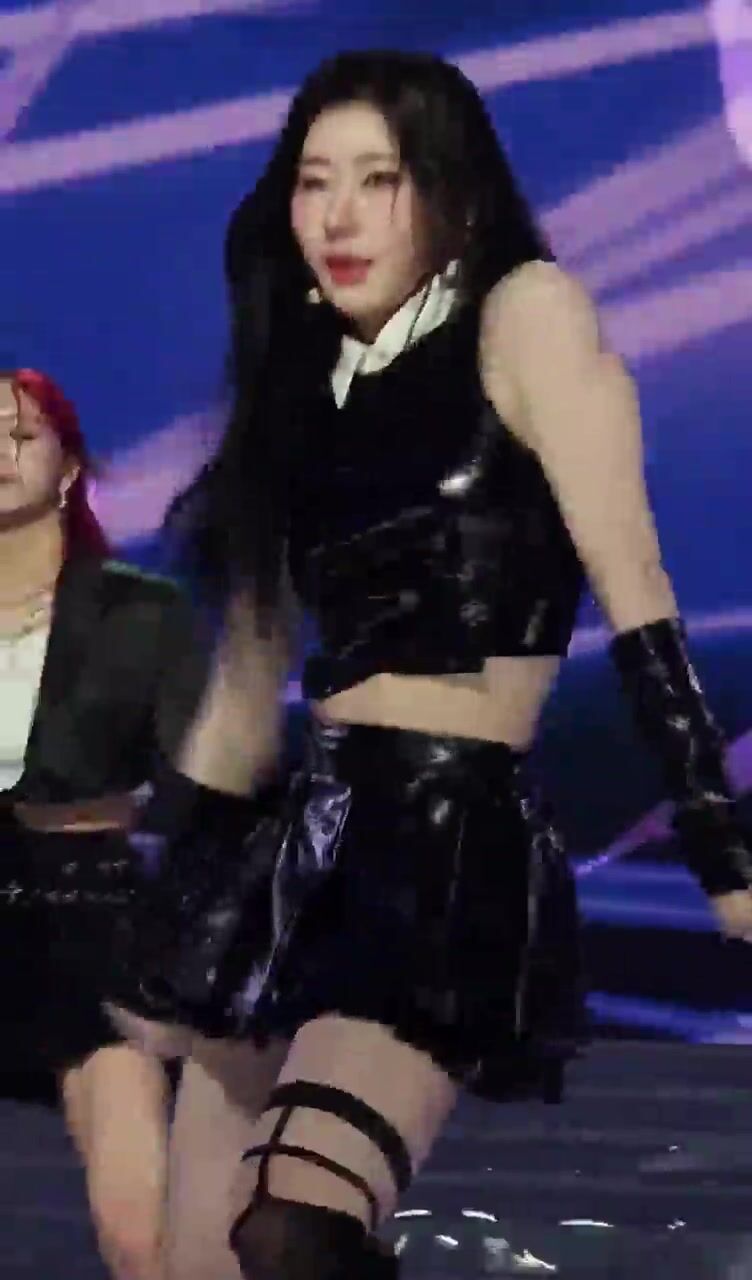 Soi lồn idol hàn quốc mặc váy ngắn lọt khe